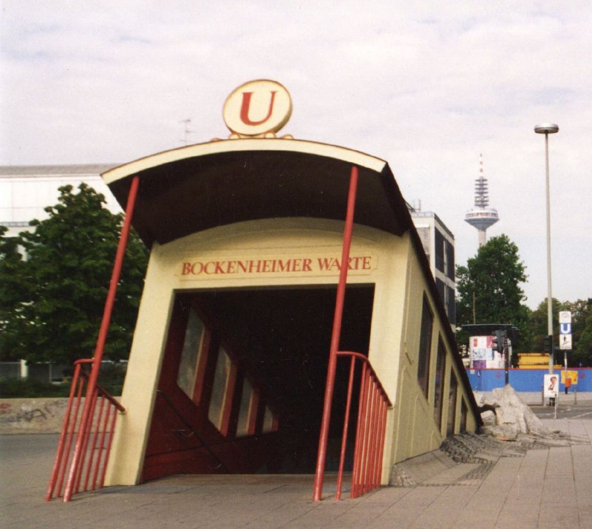 Ein Kunstwerk, das durch den Boden bricht