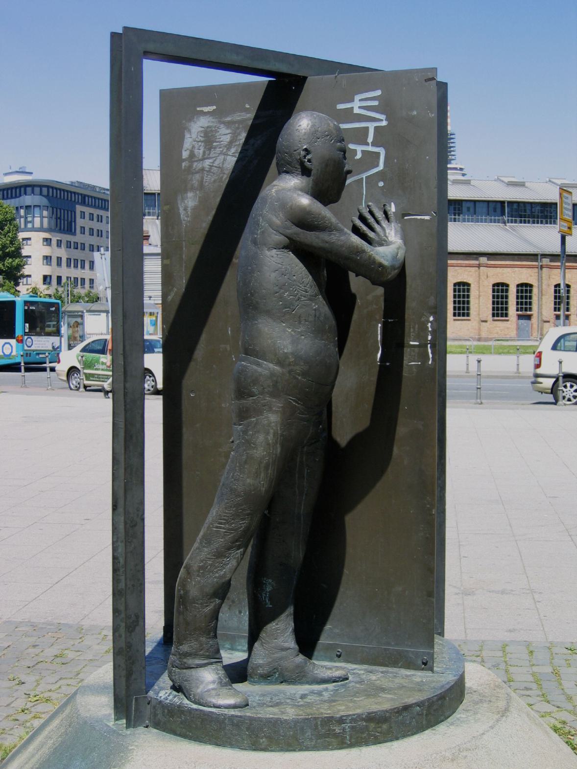Mann in Drehtür
