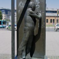 Mann in Drehtür
