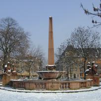 Obeliskbrunnen, Kurfürstenplatz